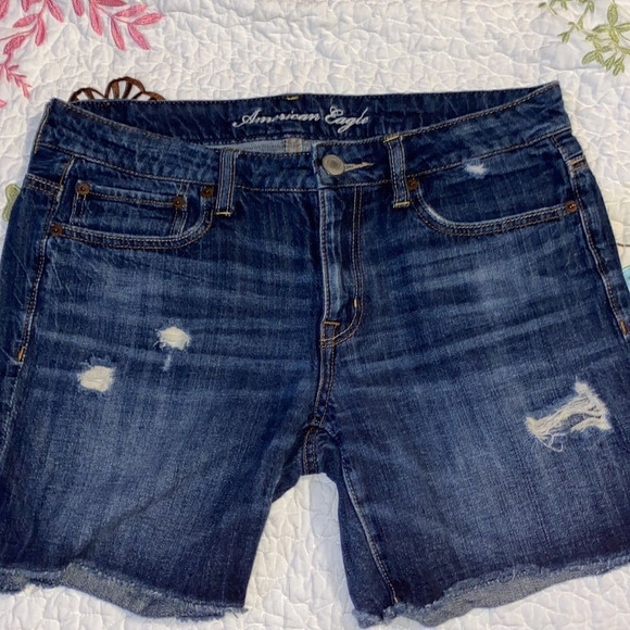American eagle distressed looking blue Jean shorts. Size 6 - Picture 5 of 8